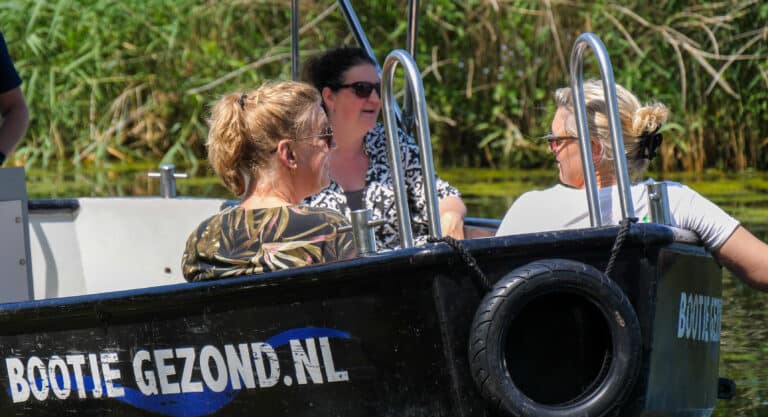 Varen door de smalle kreekjes van Nationaal Park de Biesbosch