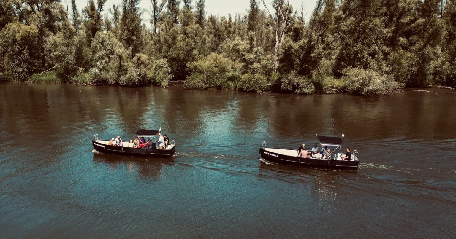 teamuitje met een elektrische sloep de Biesbosch in