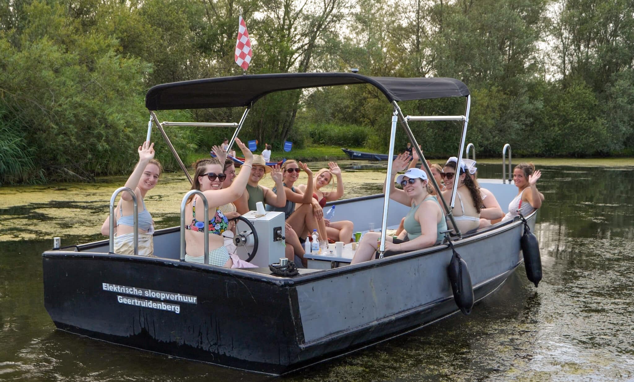 Vrijgezellenfeest voor vrouwen op het water met de Loveboat