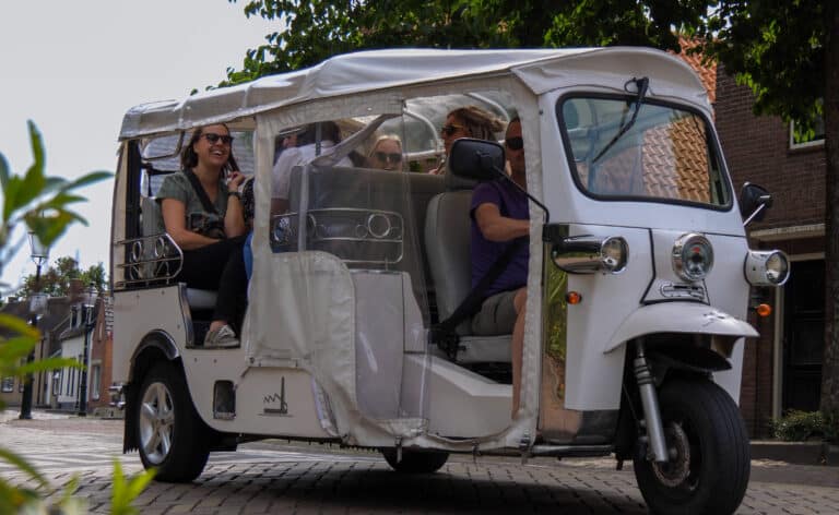 De tuk tuk challenge tijdens een vrijgezellenfeest